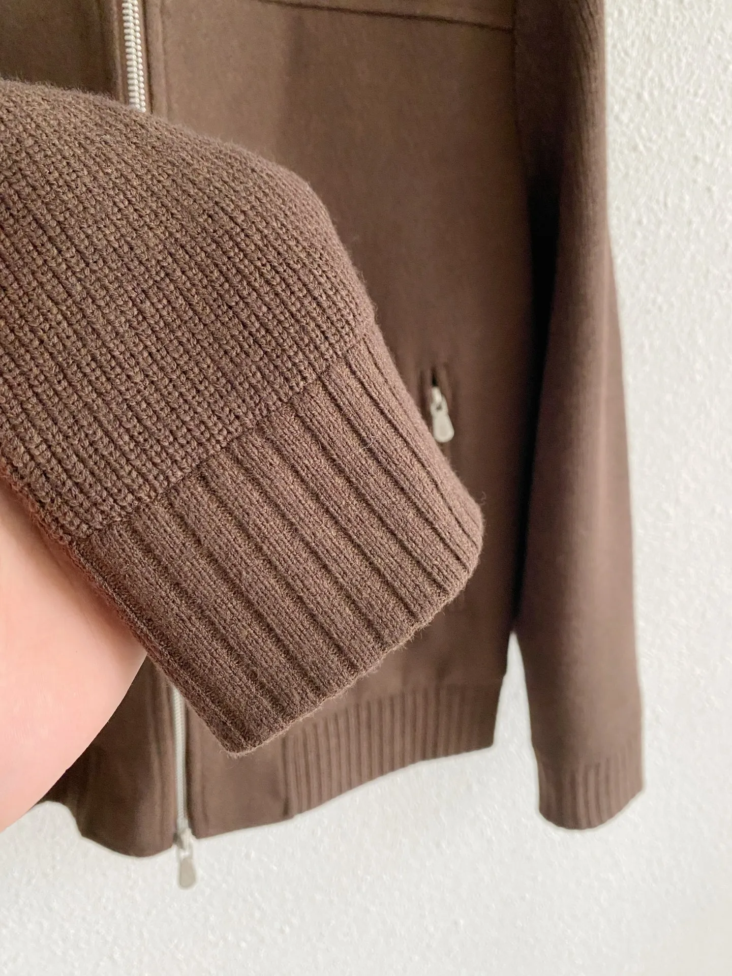 BC 2026 Autumn and Winter New Arrival Down Jacket. The wool blended fabric is delicate and moist, and the down filling inside is outstanding for warmth. The zippered lapels provide a clean fit, and ribbed collar cuffs keep wind and warmth out. The zipper pockets are practical and elegant, and the three colors are low-key and high-end. It is suitable for both business and leisure. It is a light luxury jacket for men that takes into account both style and warmth in autumn and winter. Sizes:M-3XL